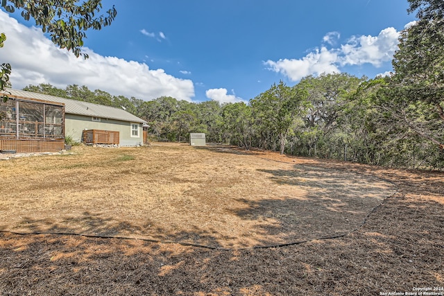 view of yard with an outbuilding