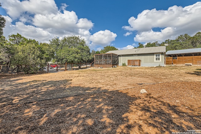 view of yard with an outbuilding