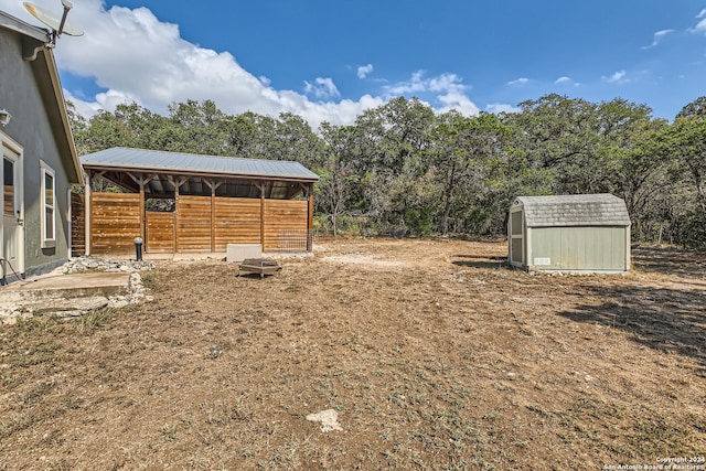 view of yard with a shed