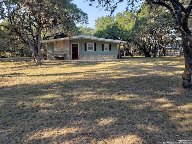 ranch-style home featuring a front lawn