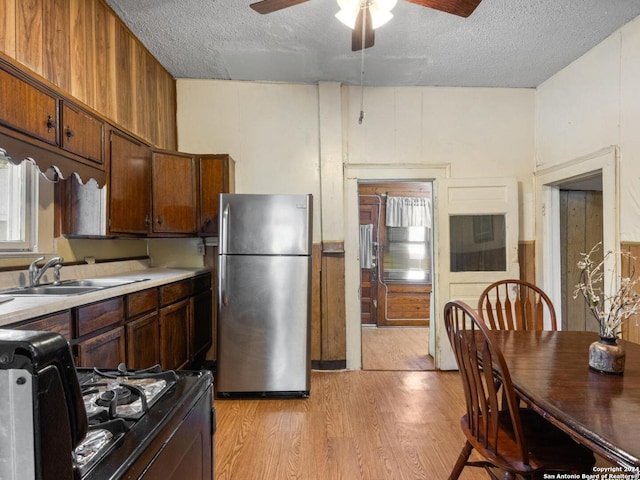 1315 Alametos, San Antonio, TX 78201 - kitchen with freestanding refrigerator, a sink, ceiling fan, a textured ceiling, and light wood-type flooring