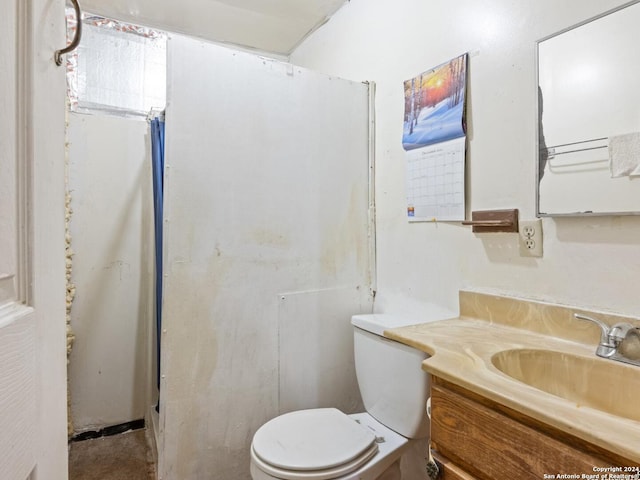 1315 Alametos, San Antonio, TX 78201 - bathroom with toilet, vanity, and a shower with curtain