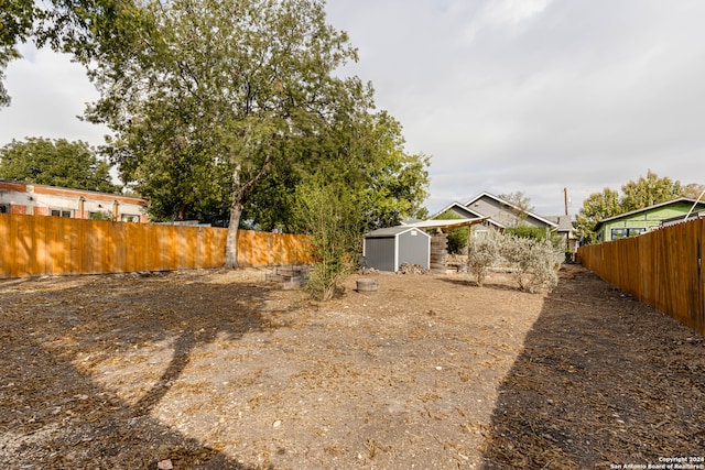 view of yard featuring a storage shed