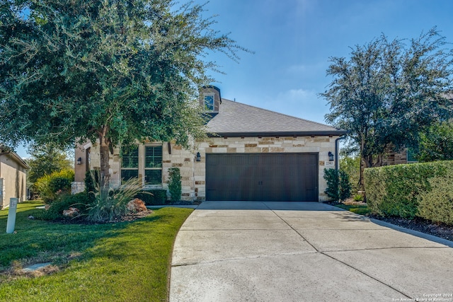 view of front of home featuring a front lawn and a garage