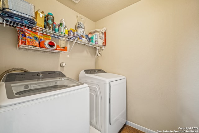 washroom featuring a textured ceiling and separate washer and dryer