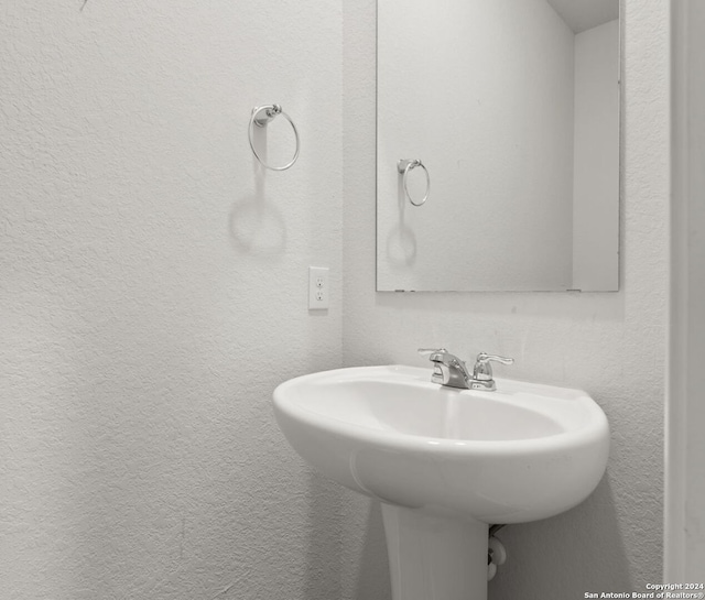 bathroom featuring sink