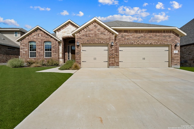 view of front of property featuring a front lawn and a garage