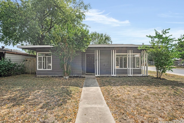 view of front of property featuring a front lawn