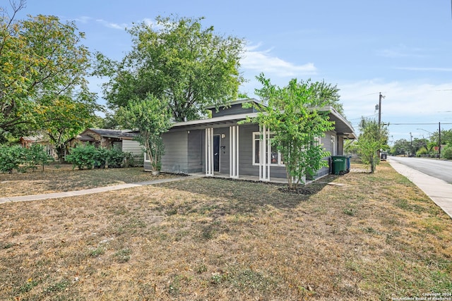 view of front of property featuring a front lawn