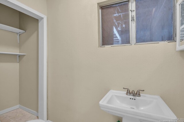 bathroom featuring sink