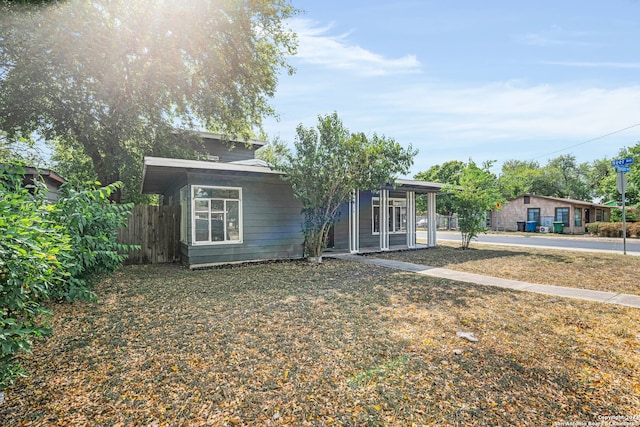 view of front of house featuring a front lawn