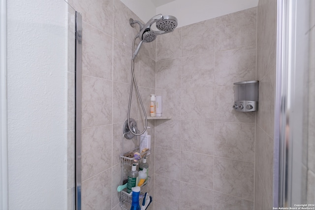 details featuring tiled shower