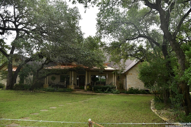 view of front facade featuring a front lawn