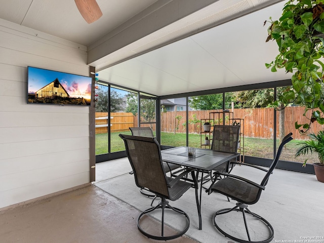 sunroom with ceiling fan