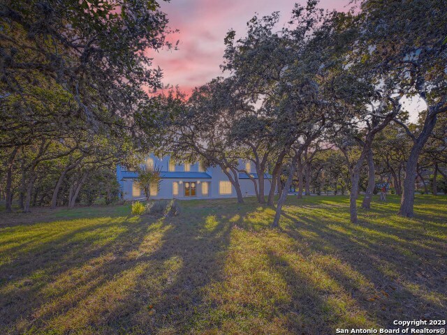 view of front of home featuring a lawn