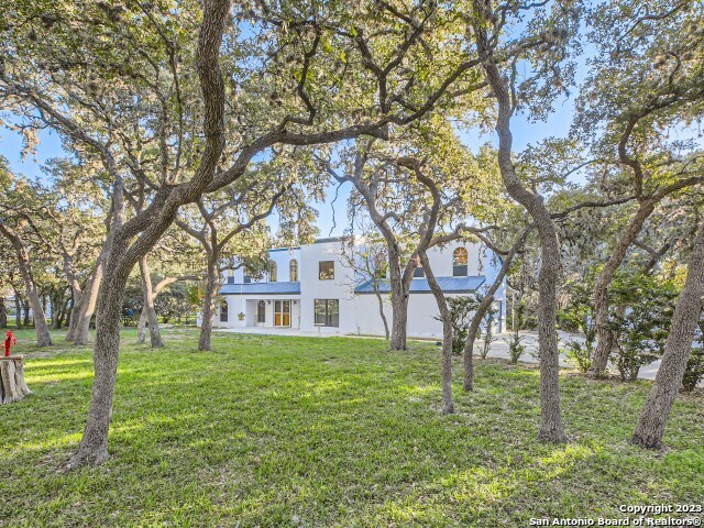 view of front of house featuring a front yard