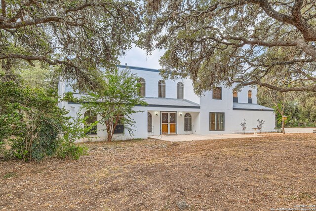 view of front of property featuring a patio area