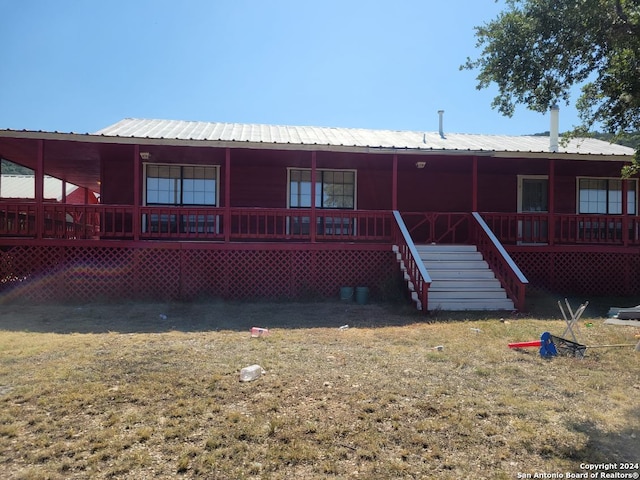 view of front of property with a front lawn