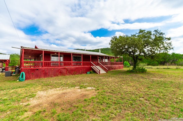 view of front of property with a front lawn