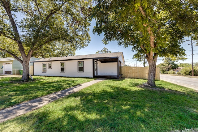 view of front of property with a front yard