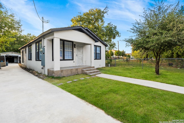 view of front of home featuring a front yard and a carport