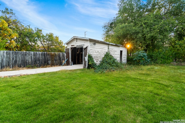 view of yard featuring an outbuilding