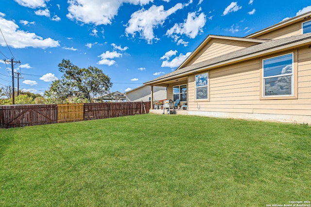 view of yard featuring a patio