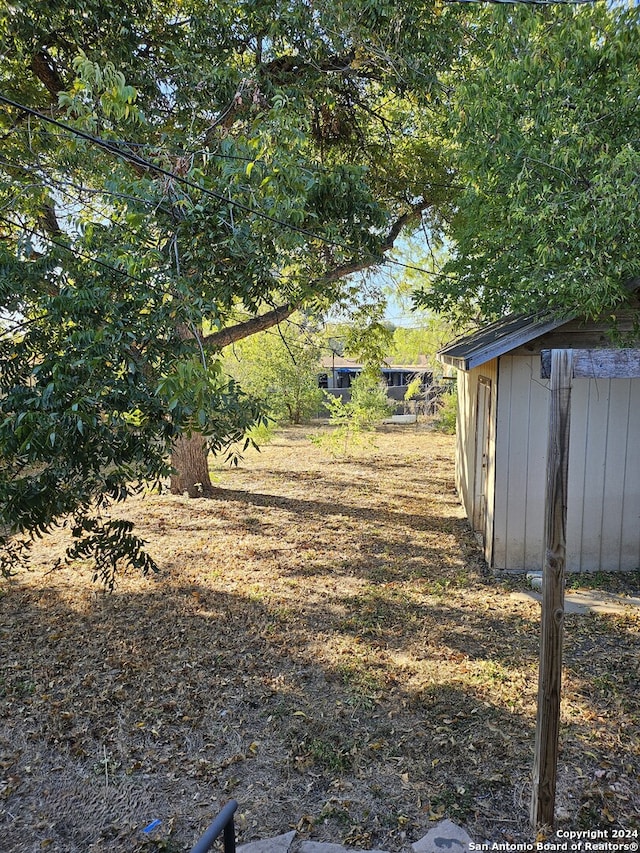 view of yard featuring a shed and an outdoor structure