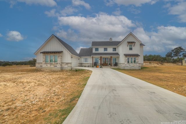 view of front of house with a front yard