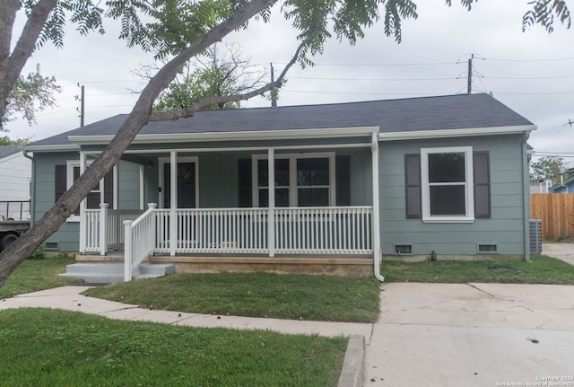 view of front of property featuring a porch and a front lawn