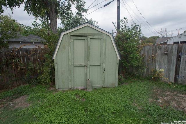 view of outdoor structure with a yard