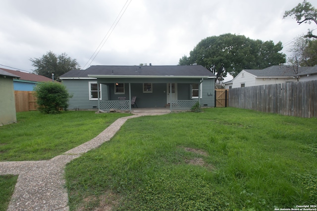 view of front of house featuring a front lawn