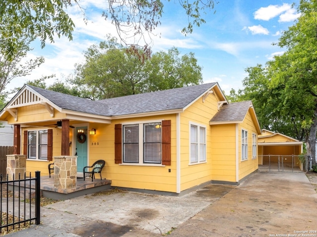 single story home with covered porch