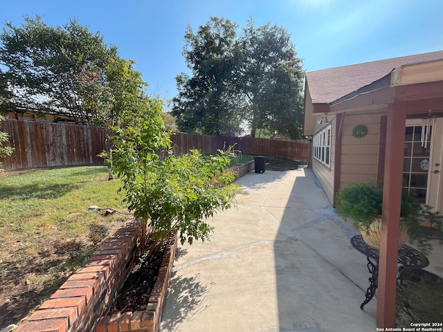 view of yard featuring a patio