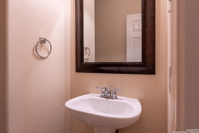 10707 Axis Xing, San Antonio, TX 78245 - bathroom with a textured wall and a sink