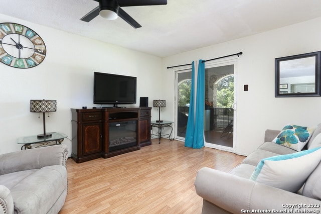 living room featuring light hardwood / wood-style floors and ceiling fan