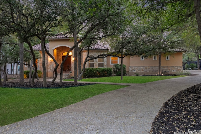 view of front of home featuring a front lawn