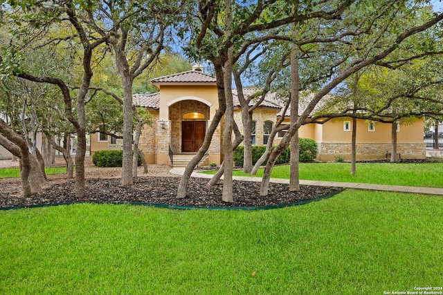 view of front of house featuring a front yard