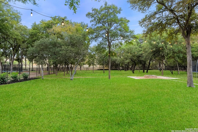 view of property's community featuring a lawn