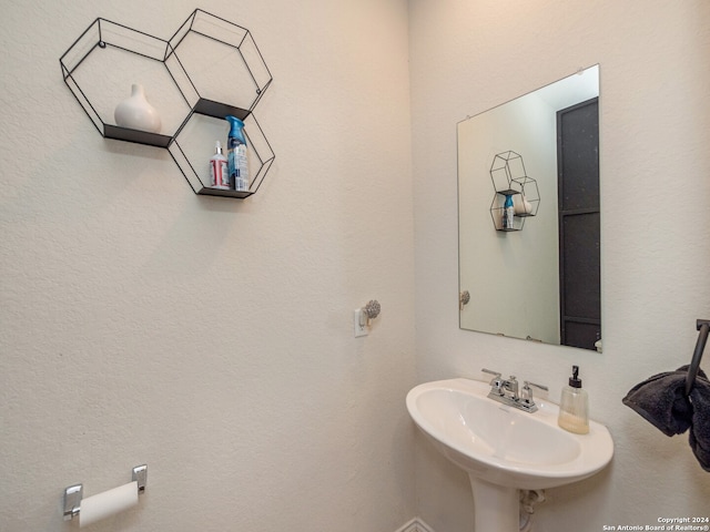 bathroom featuring sink