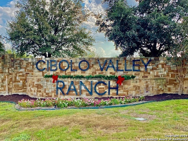 community / neighborhood sign featuring a lawn