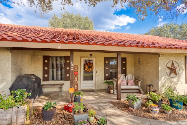 doorway to property with a porch