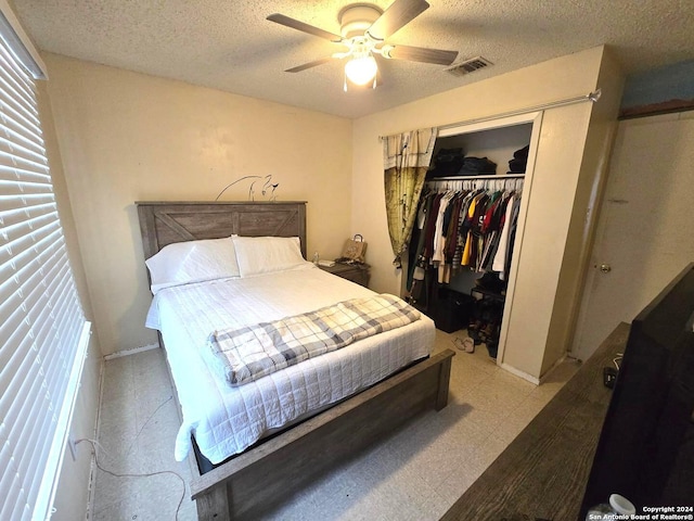 bedroom featuring a closet, ceiling fan, and a textured ceiling