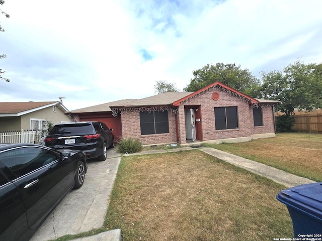 single story home featuring a front lawn