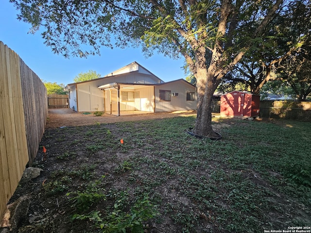 view of yard with a storage shed