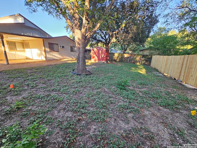 view of yard featuring a shed