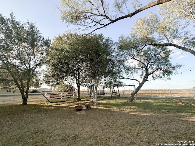 view of yard featuring a rural view