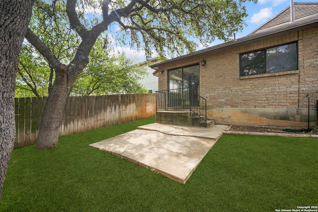 view of yard featuring a patio area