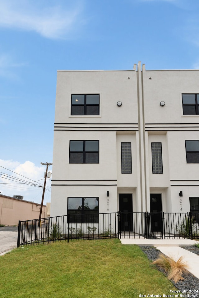 view of front facade featuring a front lawn