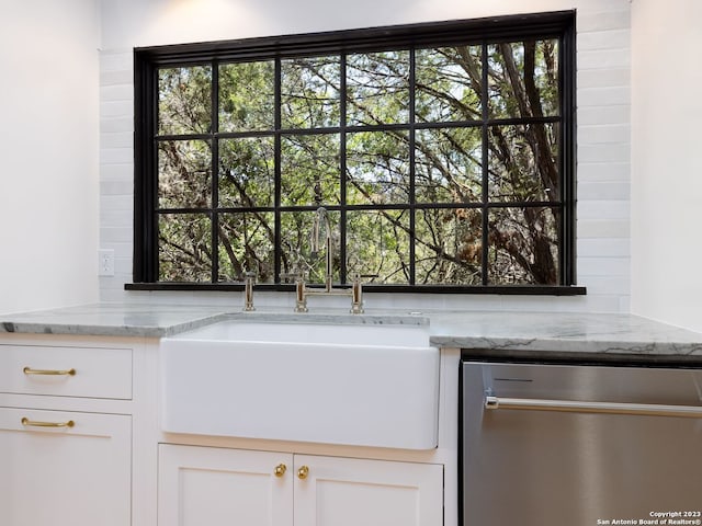 1941 Lakeshore Dr, Canyon Lake, TX 78133 - bar featuring dishwasher and a sink